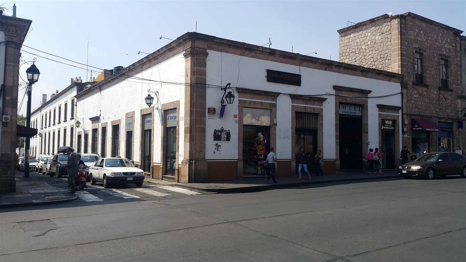 Fachada colonial del hotel