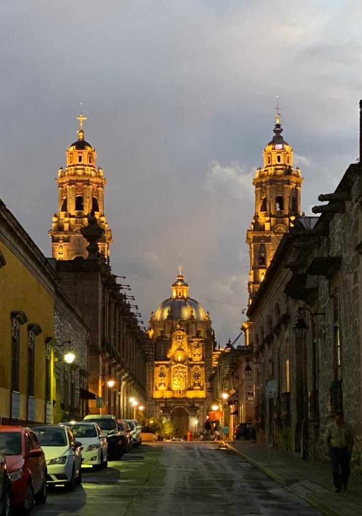 Catedral iluminada de noche